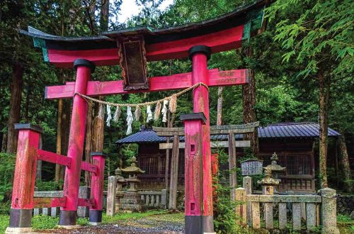 japan-walk-nakasendo-trail-walking-shrine