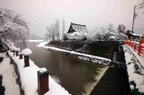 japan-walk-snowshoeing-skiing-takayama-old-town