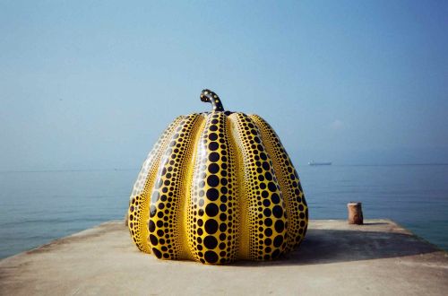 japan-luxury-walk-takamatsu-naoshima-yellow-pumkin