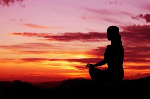 Larapinta-Trail-yoga-sunrise