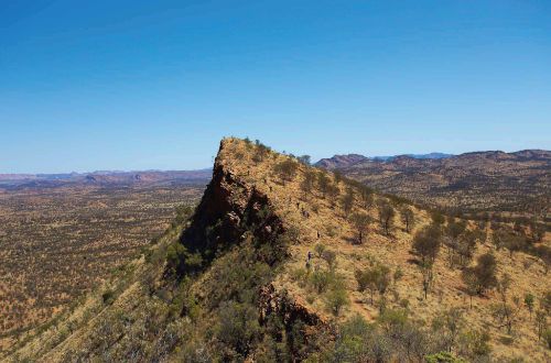 trek-larapinta-trail-alice-springs-australia-hill