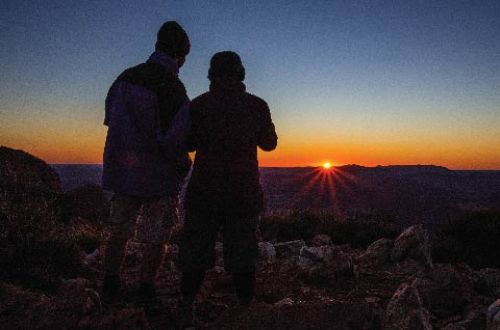 trek-larapinta-trail-alice-springs-australia-sun-rise