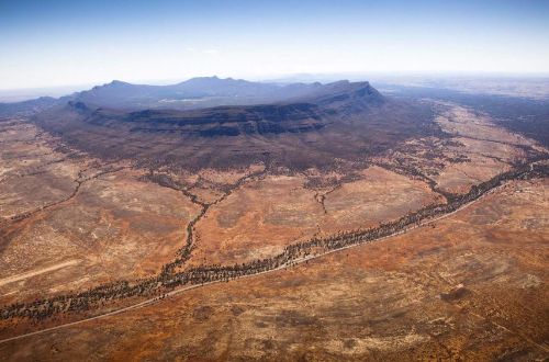 heysen-trail-flinders-ranges-trekking-south-australia-Black-Gap-heyson-trail-wilpena-pound