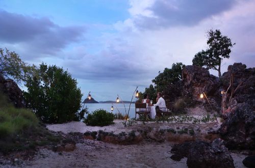 luxury-indonesia-raja-ampat-alila-purnama-holiday-island-beach-dining