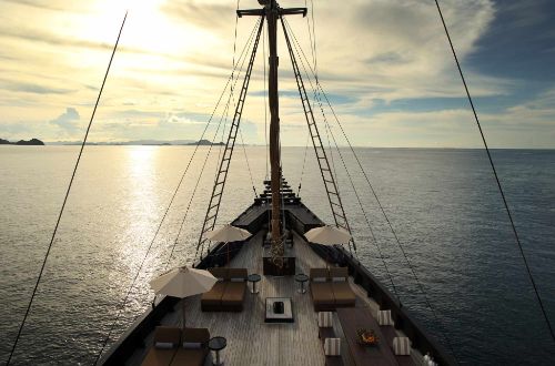 uxury-indonesia-raja-ampat-alila-purnama-holiday-sunset-on-deck