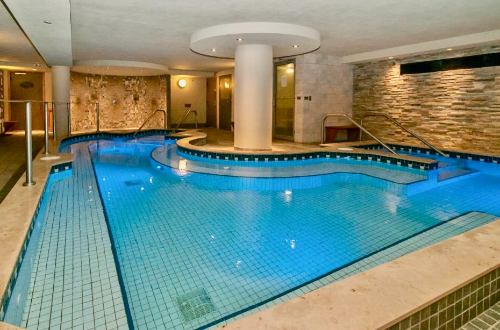 banff-caribou-lodge-and-spa-canadian-rockies-indoor-pool