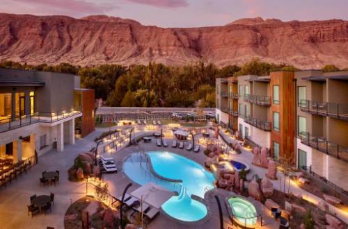 hoodoo-moab-curio-collection-hilton-exterior-pool-utah-usa