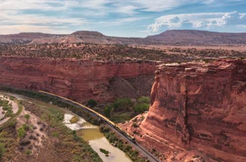 ruby-canyon-train-exterior-rocky-mountaineer-rail-rockies-to-red-rocks