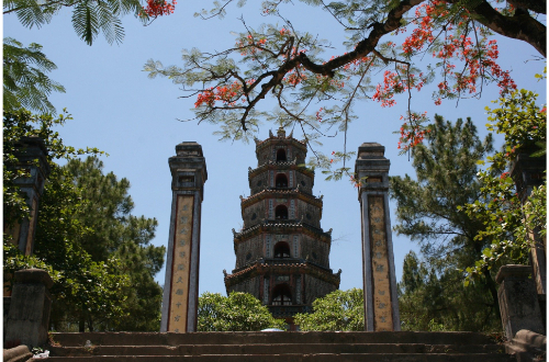 luxury-cycling-ho-chi-minh-hue-pagoda